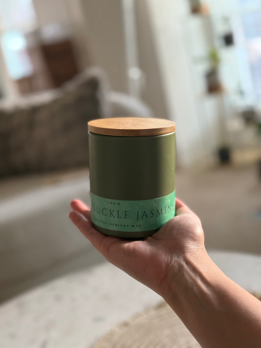 Honeysuckle Jasmine Candle – A Bright & Floral Escape